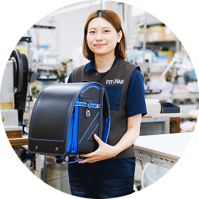 ランドセル工場で働くスタッフ
