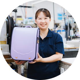 ランドセルの製造に携わるスタッフ