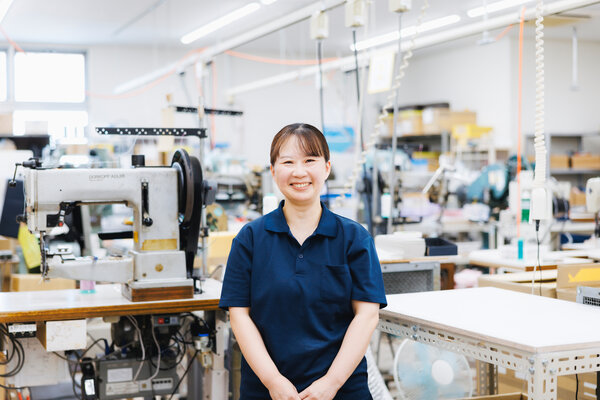 ランドセル工場で働くスタッフ