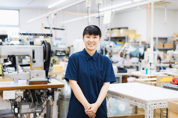 ランドセル工場で働くスタッフ