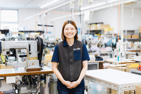 ランドセル工場で働くスタッフ
