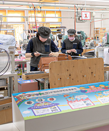 ランドセル工場で働くスタッフ