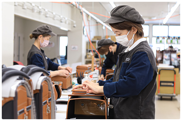 ランドセルを縫製する様子